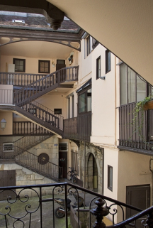 Escalier à cage ouverte droit : vue d'ensemble éloignée, de face. © Région Bourgogne-Franche-Comté, Inventaire du Patrimoine