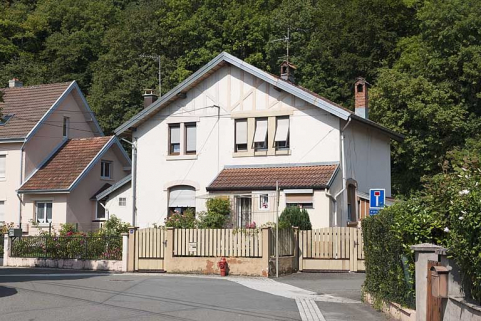 Maison jumelée vue de trois quarts. © Région Bourgogne-Franche-Comté, Inventaire du patrimoine