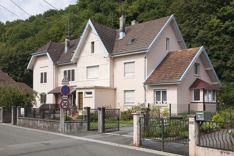 Habitation à 4 logements. Vue de trois quarts droite. © Région Bourgogne-Franche-Comté, Inventaire du patrimoine