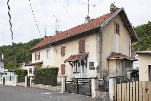 Habitation à 4 logements vue de trois quarts. © Région Bourgogne-Franche-Comté, Inventaire du patrimoine