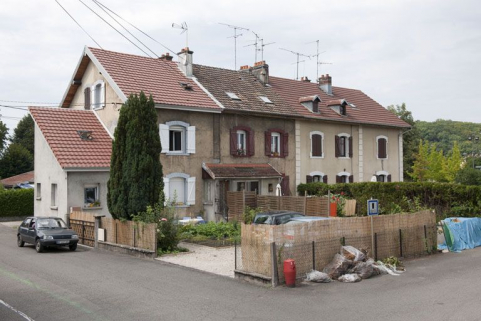 Vue de trois quarts d'une habitation à 8 logements. © Région Bourgogne-Franche-Comté, Inventaire du patrimoine