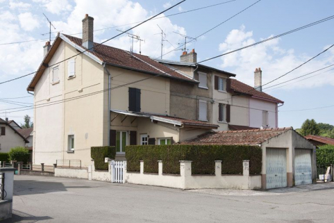 Habitation à 8 logements vue de trois quarts. © Région Bourgogne-Franche-Comté, Inventaire du patrimoine