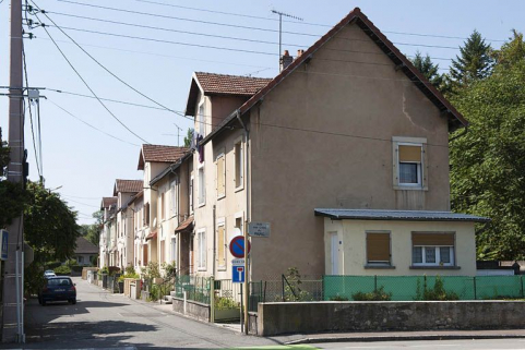 Alignement depuis l'entrée de la rue. © Région Bourgogne-Franche-Comté, Inventaire du patrimoine