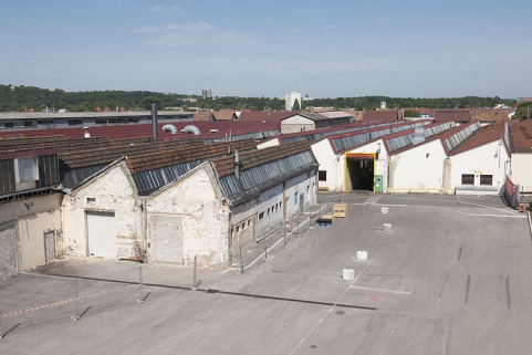 Ateliers des boîtes de vitesses et de montage des voitures, depuis le sud-est. © Région Bourgogne-Franche-Comté, Inventaire du patrimoine Ateliers des boîtes de vitesses et de montage des voitures, depuis le sud-est. © Région Bourgogne-Franche-Comté, Inventaire du patrimoine
