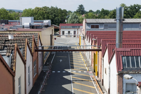 Passage entre l'atelier des boîtes de vitesses et l'atelier de montage des voitures. © Région Bourgogne-Franche-Comté, Inventaire du patrimoine Passage entre l'atelier des boîtes de vitesses et l'atelier de montage des voitures. © Région Bourgogne-Franche-Comté, Inventaire du patrimoine