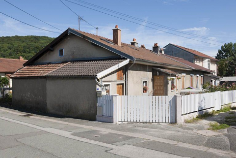 Habitation en rez-de-chaussée vue de trois quarts. © Région Bourgogne-Franche-Comté, Inventaire du patrimoine