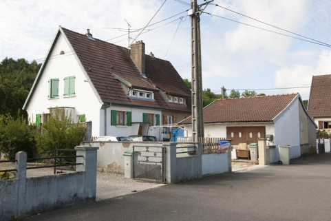 Maison et garage vus de trois quarts. © Région Bourgogne-Franche-Comté, Inventaire du patrimoine