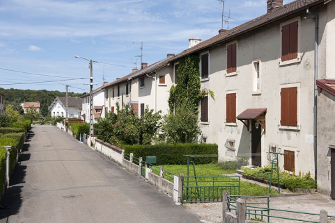 Habitations vues de trois quarts. Façade antérieure. © Région Bourgogne-Franche-Comté, Inventaire du patrimoine