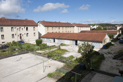 Vue d'ensemble plongeante sur les jardins et garages. © Région Bourgogne-Franche-Comté, Inventaire du patrimoine