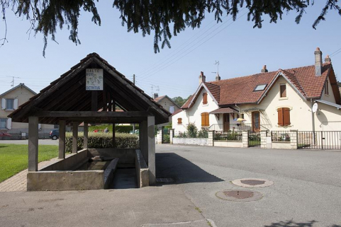 Lavoir et maison jumelée. © Région Bourgogne-Franche-Comté, Inventaire du patrimoine