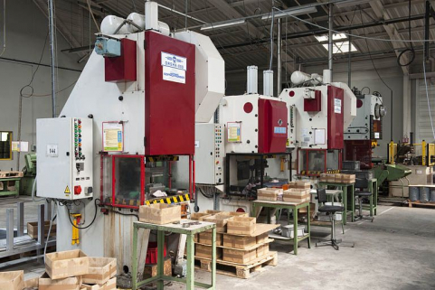 Atelier d'emboutissage. Batterie de presses. © Région Bourgogne-Franche-Comté, Inventaire du patrimoine Atelier d'emboutissage. Batterie de presses. © Région Bourgogne-Franche-Comté, Inventaire du patrimoine