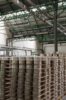 Atelier de brasage. Stockage des casseroles embouties. © Région Bourgogne-Franche-Comté, Inventaire du patrimoine