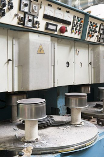 Poste de brasage par induction (pose du fond). © Région Bourgogne-Franche-Comté, Inventaire du patrimoine