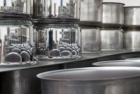 Atelier de brasage. Reflets sur casseroles. © Région Bourgogne-Franche-Comté, Inventaire du patrimoine