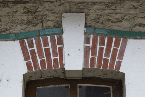 Atelier face à celui du n° 14B : arc en briques couvrant une baie de la façade antérieure. © Région Bourgogne-Franche-Comté, Inventaire du patrimoine