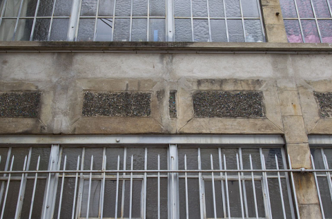 Atelier en béton au n° 14B : décor des allèges de la façade antérieure. © Région Bourgogne-Franche-Comté, Inventaire du patrimoine