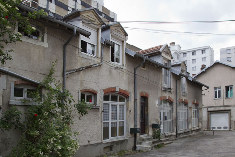 Atelier dans le prolongement au sud de celui en béton (13B rue de la Mouillère) : façade antérieure, de trois quarts gauche. © Région Bourgogne-Franche-Comté, Inventaire du patrimoine