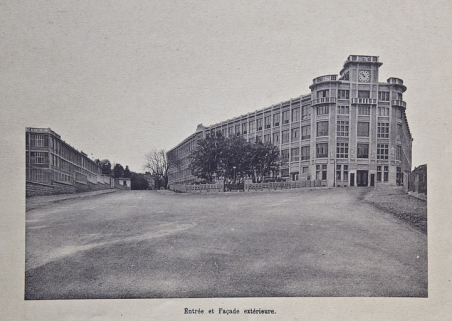 Ecole nationale de Besançon. Entrée et façade extérieure, 1933 ? © Région Bourgogne-Franche-Comté, Inventaire du patrimoine Ecole nationale de Besançon. Entrée et façade extérieure, 1933 ? © Région Bourgogne-Franche-Comté, Inventaire du patrimoine
