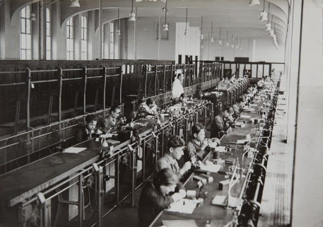 [Intérieur d'un atelier d'horlogerie ou de mécanique de précision], milieu 20e siècle. © Région Bourgogne-Franche-Comté, Inventaire du patrimoine