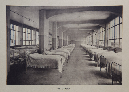 Ecole nationale de Besançon. Un dortoir, 1933 ? © Région Bourgogne-Franche-Comté, Inventaire du patrimoine Ecole nationale de Besançon. Un dortoir, 1933 ? © Région Bourgogne-Franche-Comté, Inventaire du patrimoine