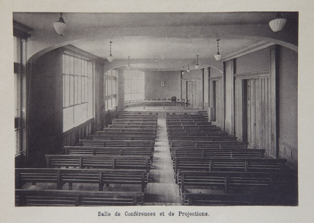 Ecole nationale de Besançon. Salle de conférences et de projections, 1933 ? © Région Bourgogne-Franche-Comté, Inventaire du patrimoine Ecole nationale de Besançon. Salle de conférences et de projections, 1933 ? © Région Bourgogne-Franche-Comté, Inventaire du patrimoine