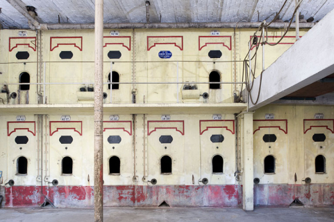 Intérieur de l'entrepôt : vue d'ensemble des cuves depuis l'entrée. © Région Bourgogne-Franche-Comté, Inventaire du patrimoine