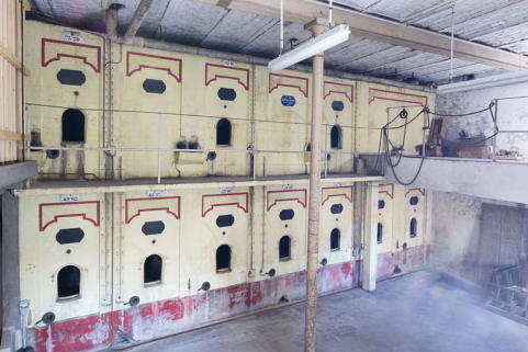 Intérieur de l'entrepôt : vue d'ensemble des cuves. © Région Bourgogne-Franche-Comté, Inventaire du patrimoine