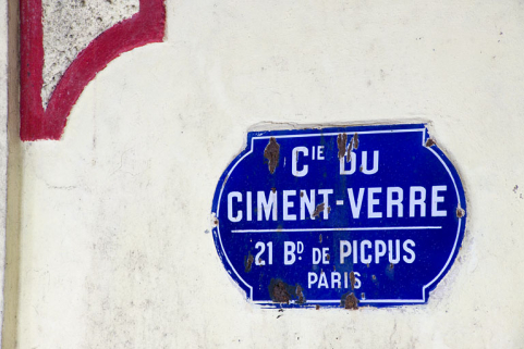 Détail : plaque émaillée du fabricant. © Région Bourgogne-Franche-Comté, Inventaire du patrimoine