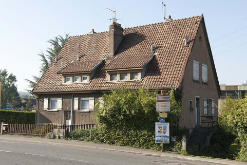 Vue de trois quarts droite d'une maison jumelée. © Région Bourgogne-Franche-Comté, Inventaire du patrimoine Vue de trois quarts droite d'une maison jumelée. © Région Bourgogne-Franche-Comté, Inventaire du patrimoine