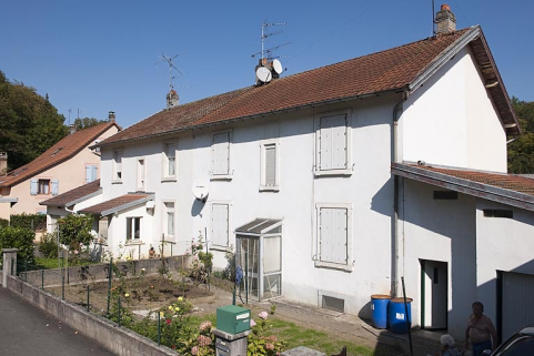 Habitation à quatre logements vue de trois quarts. © Région Bourgogne-Franche-Comté, Inventaire du patrimoine Habitation à quatre logements vue de trois quarts. © Région Bourgogne-Franche-Comté, Inventaire du patrimoine