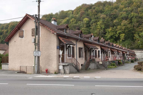 Caserne F. Vue depuis la route départementale. © Région Bourgogne-Franche-Comté, Inventaire du patrimoine