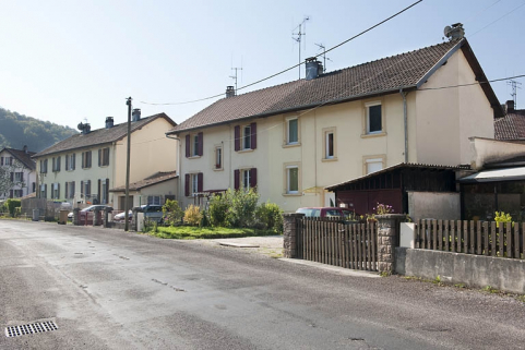 Habitations depuis la rue du canal. © Région Bourgogne-Franche-Comté, Inventaire du patrimoine Habitations depuis la rue du canal. © Région Bourgogne-Franche-Comté, Inventaire du patrimoine