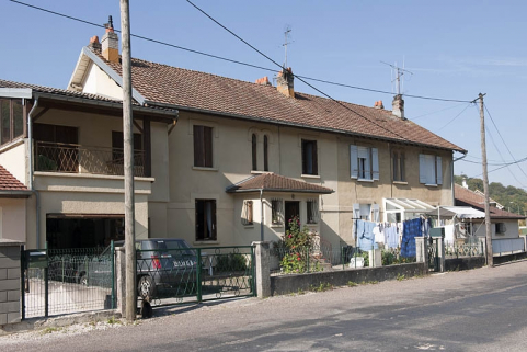 Façade antérieure vue de trois quarts. © Région Bourgogne-Franche-Comté, Inventaire du patrimoine Façade antérieure vue de trois quarts. © Région Bourgogne-Franche-Comté, Inventaire du patrimoine