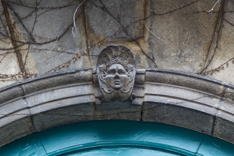 Logis secondaire, façade sur rue : détail du décor de la clé de l'arc du portail d'entrée, de face. © Région Bourgogne-Franche-Comté, Inventaire du Patrimoine