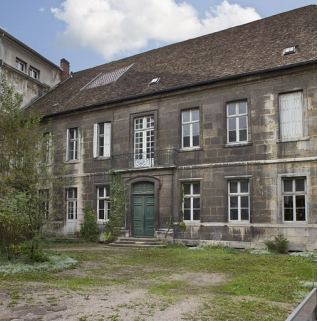 Logis principal : vue d'ensemble de la façade sur cour, de trois quarts droit. © Région Bourgogne-Franche-Comté, Inventaire du Patrimoine
