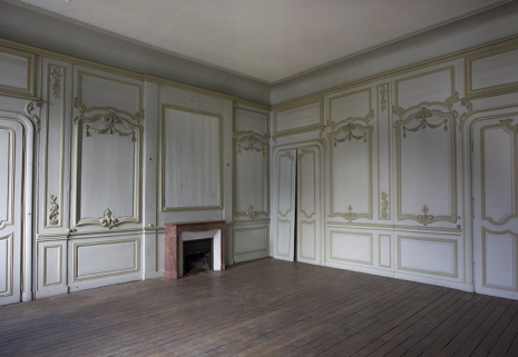 Logis principal, intérieur, premier étage : vue d'ensemble d'une pièce avec ses lambris, de trois quarts droit. © Région Bourgogne-Franche-Comté, Inventaire du Patrimoine