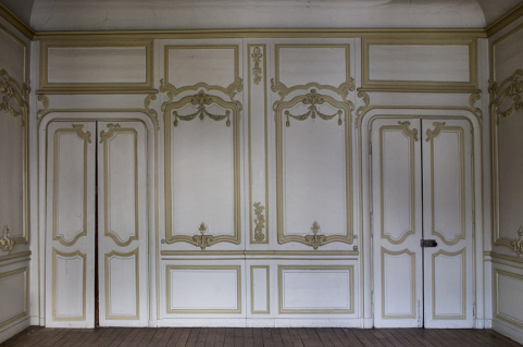 Logis principal, intérieur, premier étage : détail des lambris, de face. © Région Bourgogne-Franche-Comté, Inventaire du Patrimoine