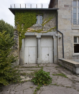 Détail de l'édicule à gauche de la façade donnant sur l'ancien jardin, de face. © Région Bourgogne-Franche-Comté, Inventaire du Patrimoine