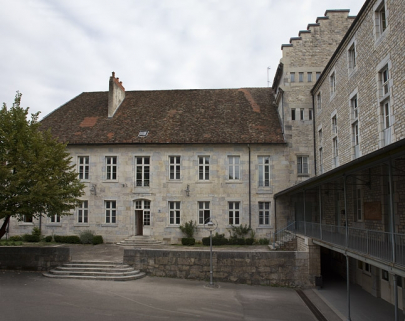 Logis principal : vue d'ensemble de la façade donnant sur l'ancien jardin, de face, vue éloignée. © Région Bourgogne-Franche-Comté, Inventaire du Patrimoine