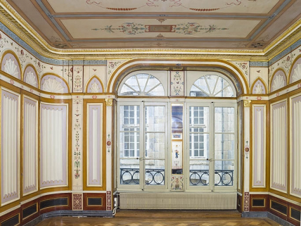 Logis principal, intérieur : vue d'ensemble du salon, depuis l'entrée. © Région Bourgogne-Franche-Comté, Inventaire du Patrimoine