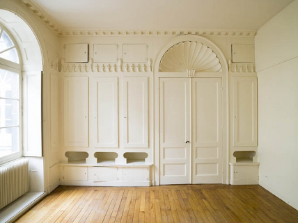 Logis principal, intérieur, salle à manger : détail du mur avec la porte d'entrée. © Région Bourgogne-Franche-Comté, Inventaire du Patrimoine