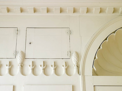 Logis principal, intérieur, salle à manger : détail du décor des lambris à côté de la porte d'entrée. © Région Bourgogne-Franche-Comté, Inventaire du Patrimoine