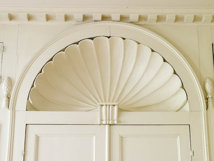 Logis principal, intérieur, salle à manger : détail de la coquille au-dessus de la porte d'entrée. © Région Bourgogne-Franche-Comté, Inventaire du Patrimoine