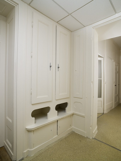 Logis principal, intérieur, couloir : détail des placards, de trois quarts gauche. © Région Bourgogne-Franche-Comté, Inventaire du Patrimoine