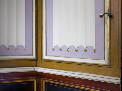 Logis principal, intérieur, salon : détail du décor peint à la base d'un panneau. © Région Bourgogne-Franche-Comté, Inventaire du Patrimoine