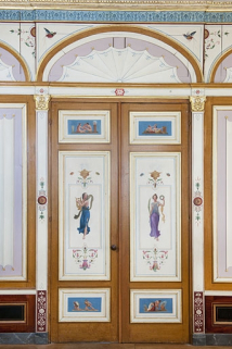 Logis principal, intérieur, salon : détail du décor peint de la porte d'entrée. © Région Bourgogne-Franche-Comté, Inventaire du Patrimoine