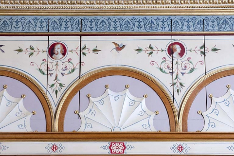 Logis principal, intérieur, salon : détail des motifs peints à la partie supérieure des panneaux. © Région Bourgogne-Franche-Comté, Inventaire du Patrimoine