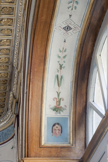 Logis principal, intérieur, salon : détail des motifs peints dans l'encadrement d'une fenêtre, partie gauche. © Région Bourgogne-Franche-Comté, Inventaire du Patrimoine