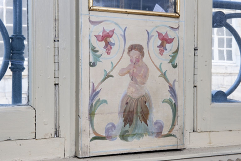 Logis principal, intérieur, salon : détail d'un grotesque entre les deux fenêtres. © Région Bourgogne-Franche-Comté, Inventaire du Patrimoine