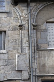 Façade antérieure : détail des arcs et des chapiteaux, vue éloignée. © Région Bourgogne-Franche-Comté, Inventaire du Patrimoine
